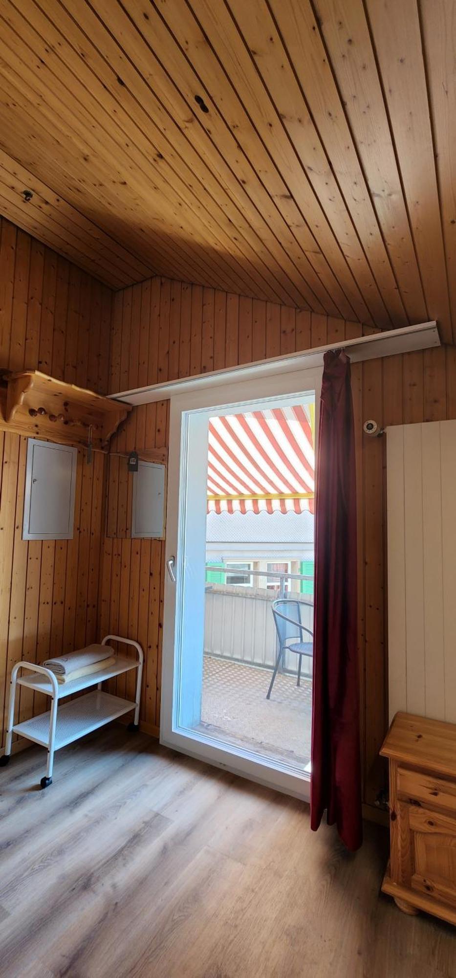 Hotel Tell And Apartments Unterseen Room photo